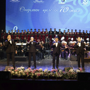 Песня Кайсар Мухтарулы & Шарипов Жанболат & Боранбай Мухаметханулы & Оразов Айдос – Онерли жастар ураны